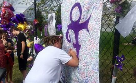 Prince family and friends bid goodbye to dead pop icon