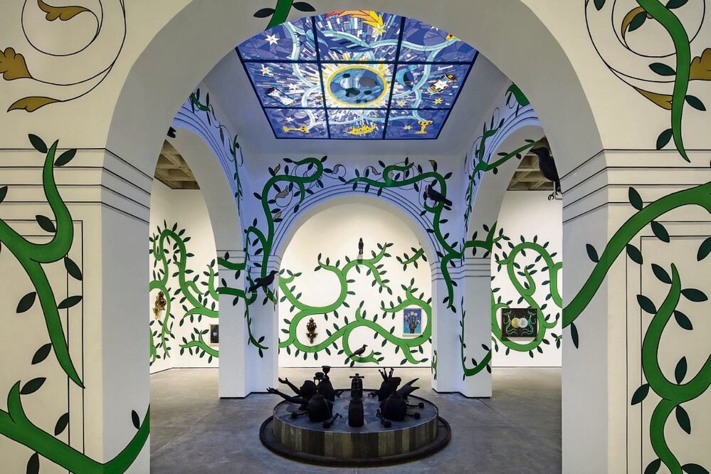 Destaca la pieza Four minutes of darkness (2023), un vitral en el centro de la galería, dentro de una estructura parecida a la de una capilla. Foto: OMR