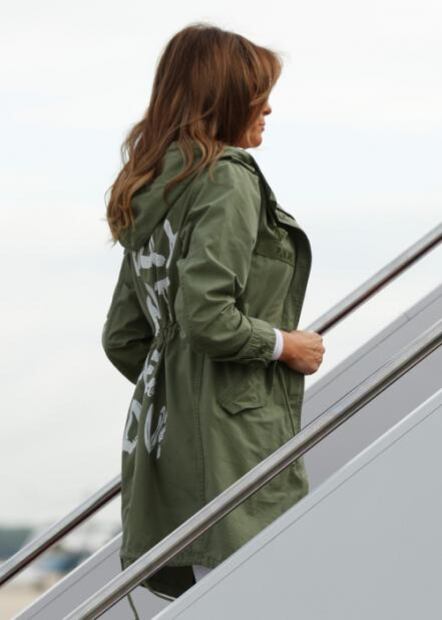 Melania Trump viste gabardina con mensaje: “Realmente no me importa ¿y a ti?” durante su visita a la frontera