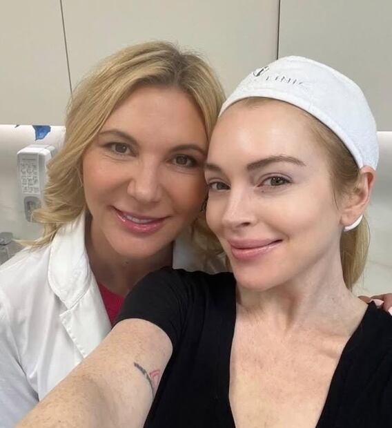 Lindsay Lohan se luce sin maquillaje y junto a su dermatóloga.