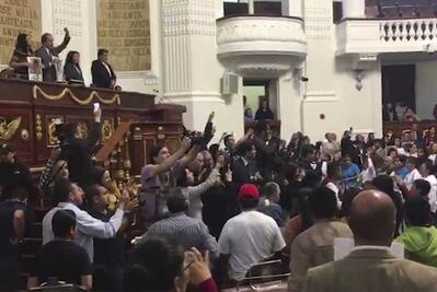 Padres de los 43 piden justicia por caso Ayotzinapa en tribuna del Congreso