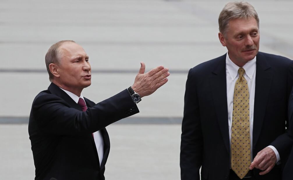 El presidente ruso Valdimir Putin y su vocero Dmitry Peskov (Foto: Archivo/EFE)