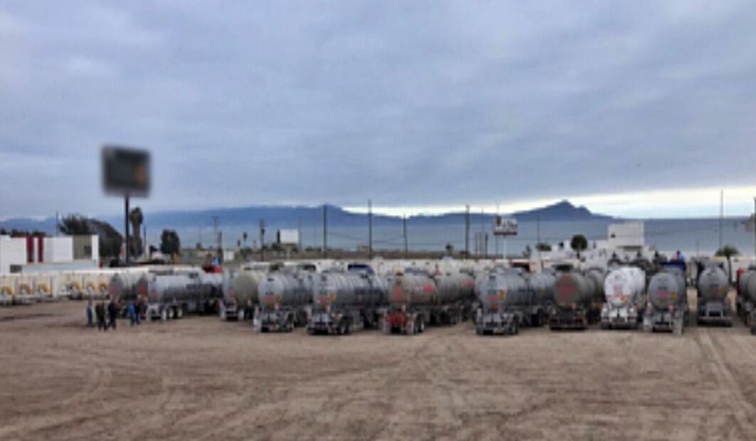 Fuerzas federales aseguraron un predio con cerca de 8 millones de litros de hidrocarburo, en el municipio de Ensenada, Baja California, informó la Secretaría de Seguridad y Protección Ciudadana. Foto: especial