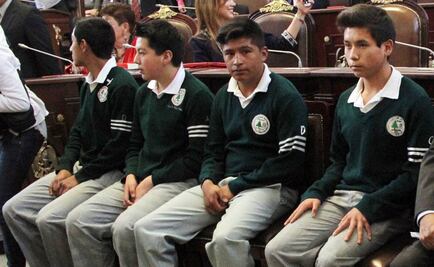 ALDF honra a jóvenes, pero los hace esperar horas