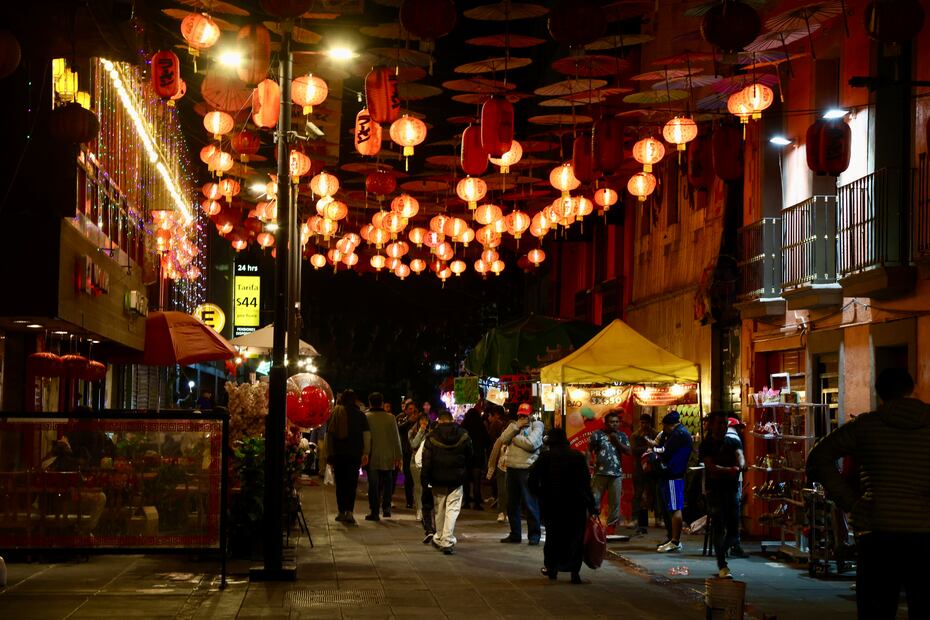 Pese a que la afluencia nocturna de los visitantes del Barrio Chino es menor en comparación con las horas soleadas, no puede decirse que el comercio termina con el atardecer. Foto: Valente Rosas/EL UNIVERSAL.