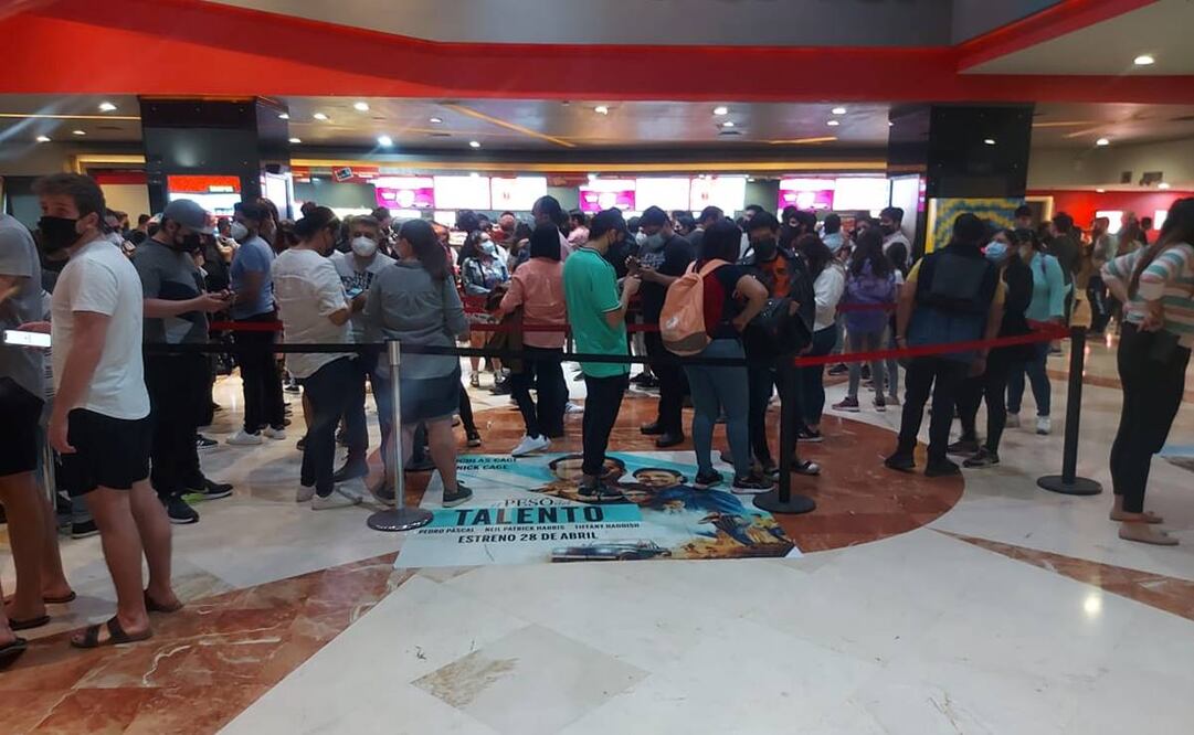 En Cinemex Parque Delta de la Ciudad de México se hizo presente un tumulto de personas. Foto: Abdiel Sepúlveda. EL UNIVERSAL