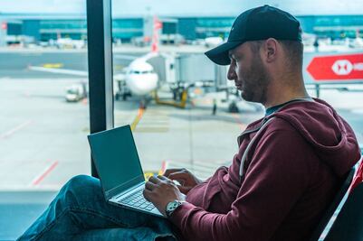 Por qué no debes conectarte al WiFi de los aeropuertos