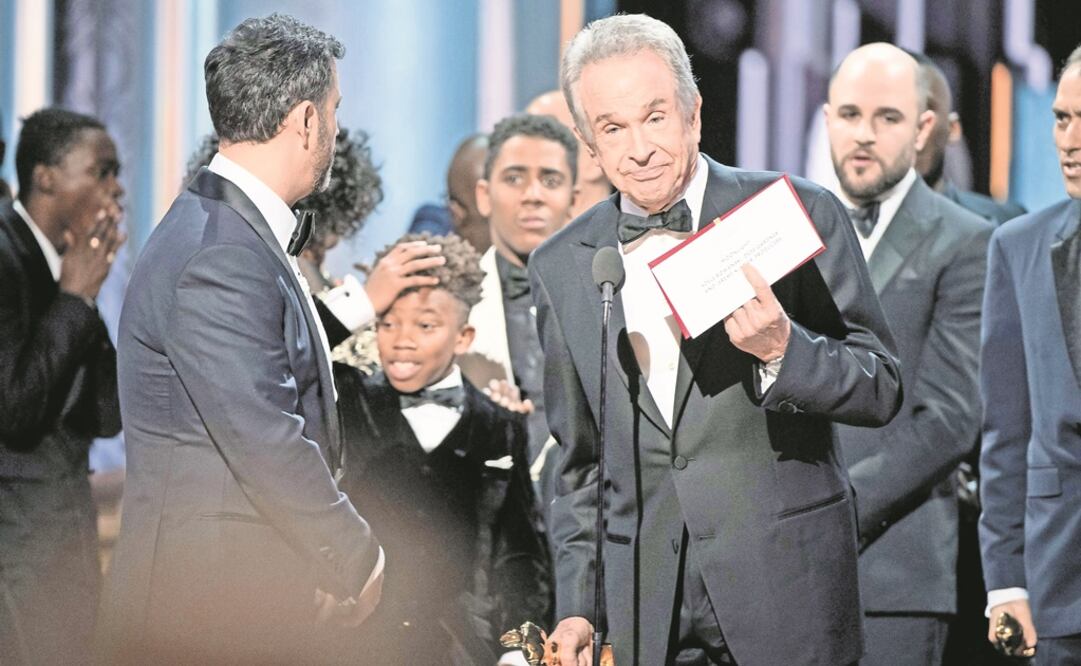 Al leer el sobre equivocado, el actor Warren Beatty nombró como la ganadora a Mejor película a "La la land", premio que en realidad correspondía a "Moonlight". (FOTO: AARON POOLE. EFE)