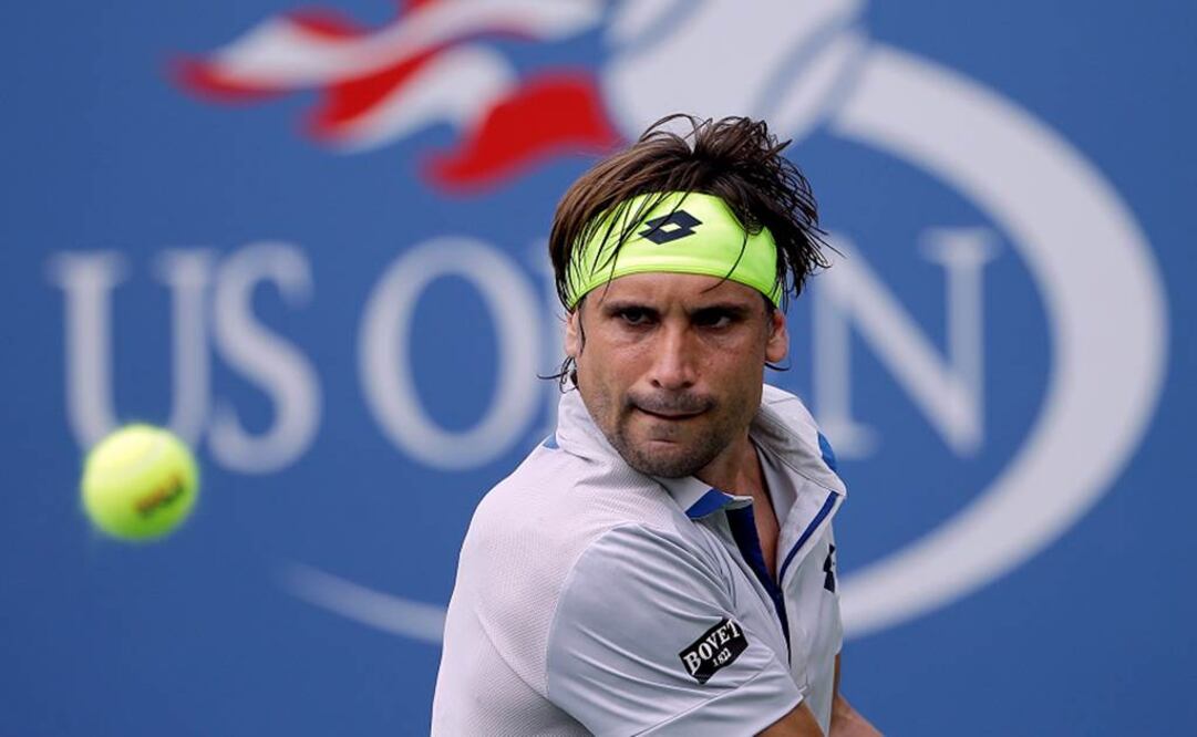 David Ferrer devuelve un saque. AP