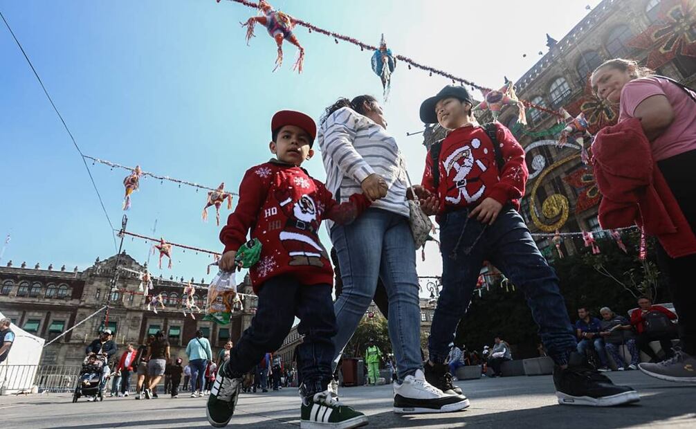 Decenas de capitalinos llegan al Zócalo en navidad, 25 de diciembre de 2024. Foto: Gabriel Pano/EL UNIVERSAL