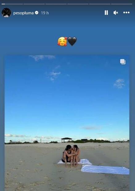 Peso Pluma y Nicki Nicole vacacionan en la playa.