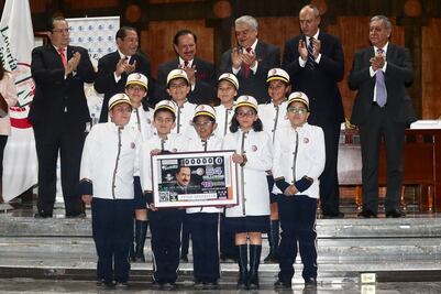 Lotería Nacional celebra con sorteo los 50 años de Ealy Ortiz al frente de EL UNIVERSAL