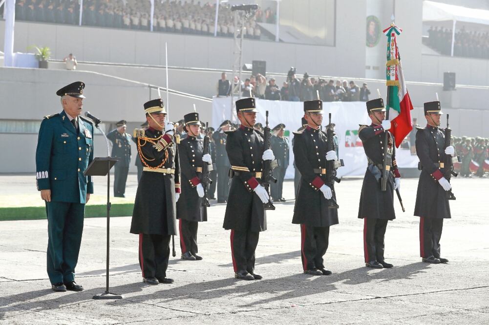 Cadetes del Heroico Colegio Militar marcharon para rendir honores y mostrar respeto a nuevos funcionarios que rindieron protesta, así como a cuatro generales de División del Estado Mayor que se retiraban (irvin olivares. el universal)