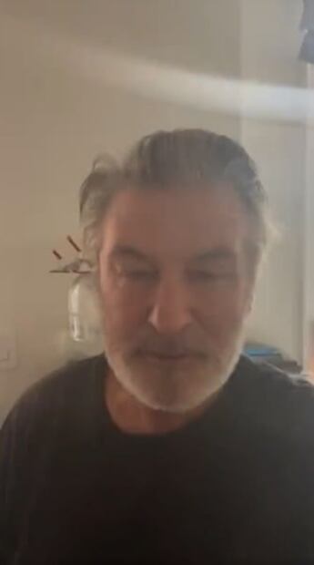 Critican a Alec Baldwin por pedir a sus fanáticos que sigan a su esposa en Instagram 