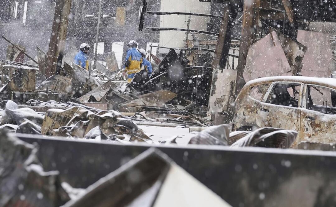 La nieve cae mientras la policía continúa una operación de búsqueda en torno a un mercado quemado en Wajima, en la prefectura japonesa de Ishikawa, el domingo 7 de enero de 2024. Foto: AP