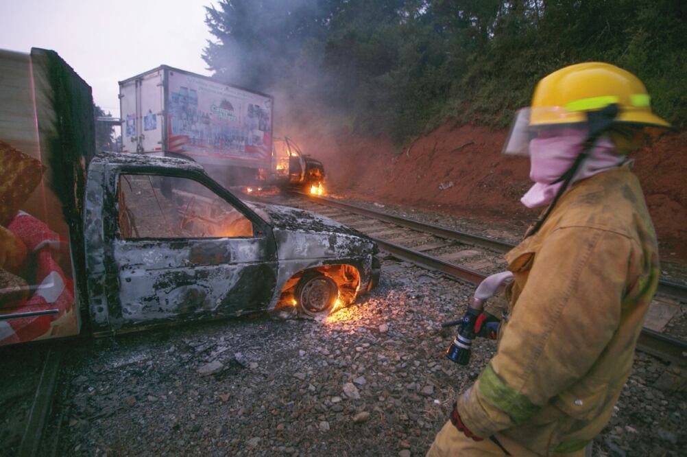 En las comunidades de Arantepacua y Turícuaro los normalistas tienen retenidos 200 vehículos, ocho de los cuales han sido incendiados (ARMANDO SOLÍS. EL UNIVERSAL)