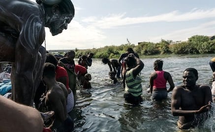El puente entre México y Estados Unidos bajo el que duermen más de 10 mil migrantes