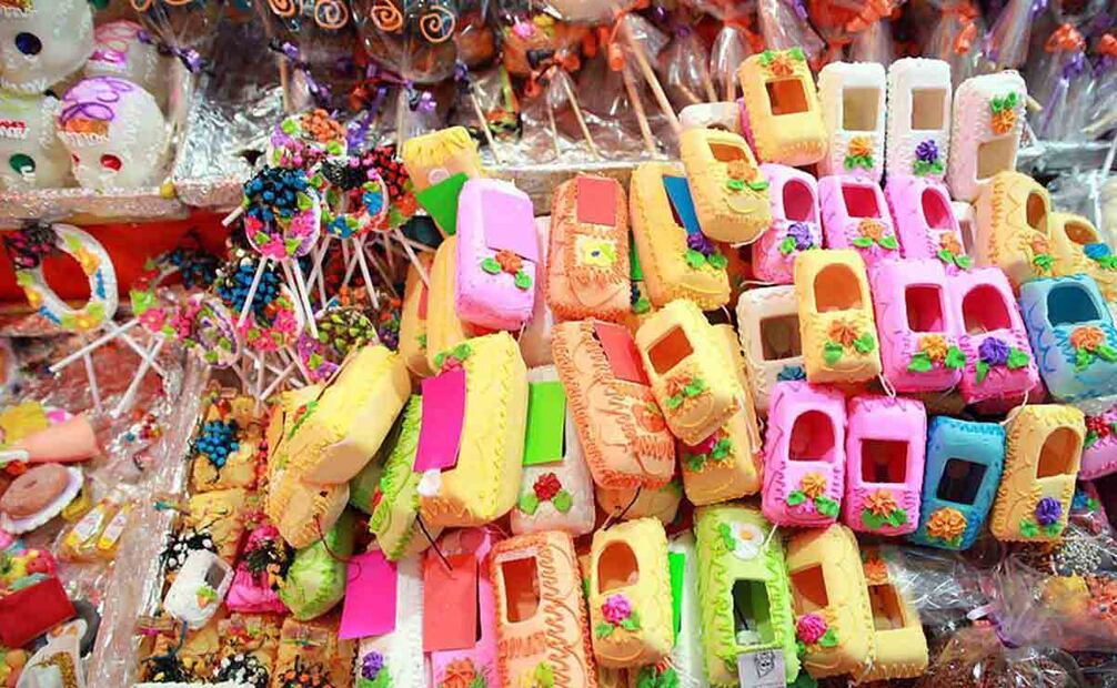 Algunas de las formas más conocidas del alfeñique son calaveritas, ataúdes con su calavera dentro y frases chuscas, coronas florales. En épocas recientes se empezaron a elaborar en chocolate y en amaranto. X @lahoranacional
