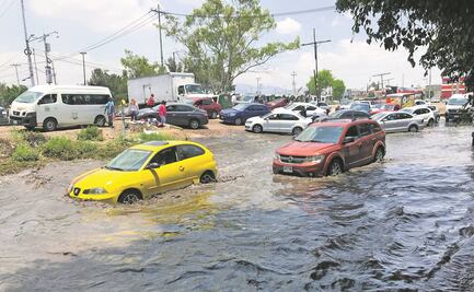Caos vehicular en avenida Central por inundación