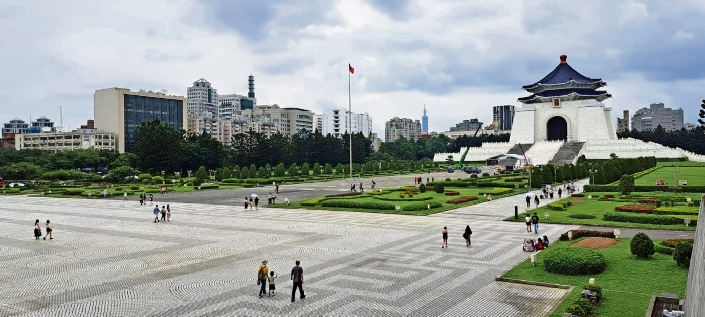 El monumento Chiang Kai-Shek, en el corazón de Taipéi, en Taiwán. Ahí se rinde tributo al largo camino de la isla hacia la libertad de expresión Foto: Inder Bugarin EL UNIVERSAL