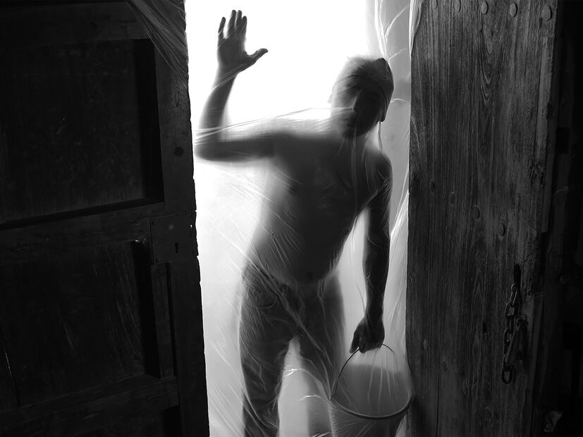 Juan Pablo Villalobos, México, 2023, 29 min.
Coral y su hermana embarazada Luz viven en una antigua casa sin agua corriente. En su patio, mientras los albañiles construyen una cisterna, encuentran accidentalmente un entierro prehispánico y un arqueólogo interviene. Por la noche, mientras Luz entra en labores de parto, los hombres harán otro hallazgo inesperado. Foto: FICUNAM