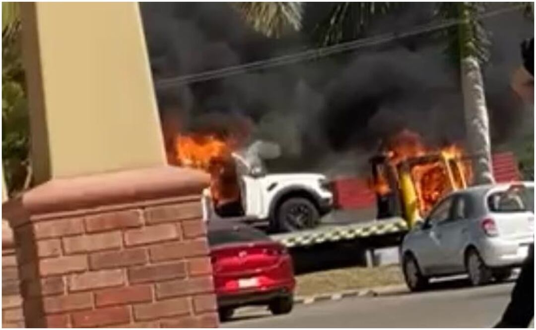 Reportan bloqueos con vehículos incendiados en la carretera México-Nogales en Sinaloa; hombres armados despojan a camiones de carga. Foto ilustrativa: Captura de pantalla