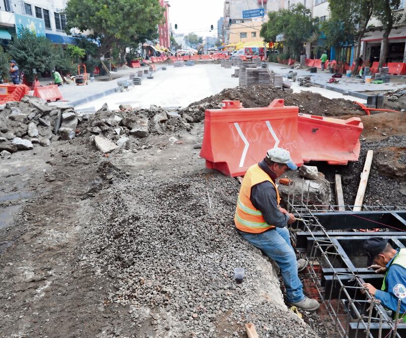 Sobre la calle República de Honduras se coloca concreto de alta resistencia, con una vida útil de 15 años. Foto: Ernesto Álvarez/EL UNIVERSAL