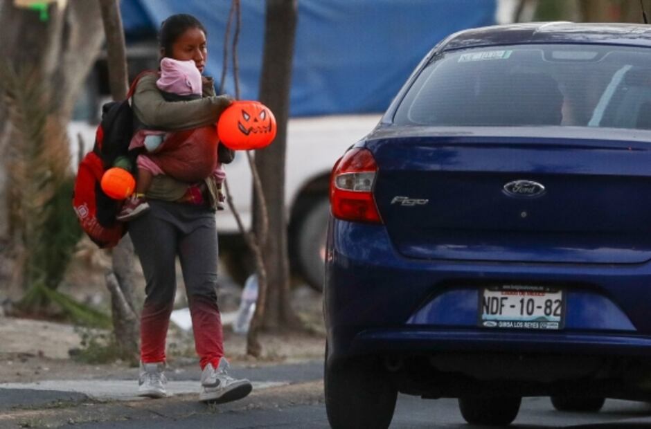 Covid-19 "asusta" tradición de pedir calaverita en Neza