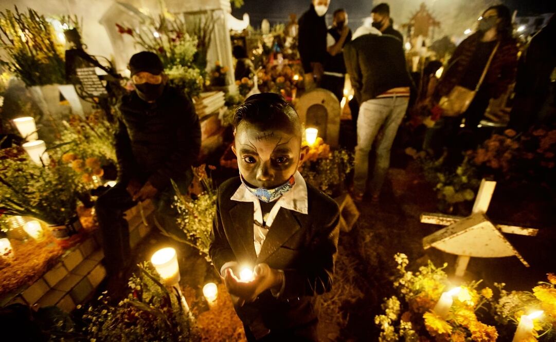 Visitantes nacionales y extranjeros se dieron cita para la tradicional velada en Mixquic. Foto: Germán Espinosa. El Universal