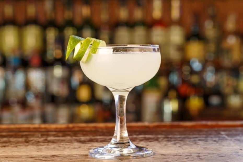 Prepara cocteles con ron 