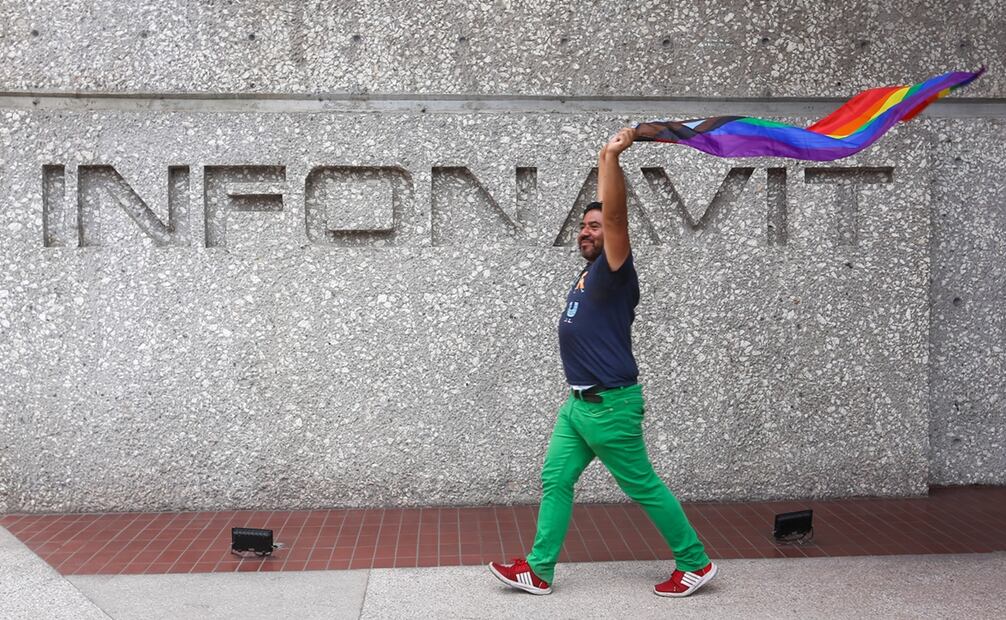 Personas de la comunidad LGTB se reúnen a las afueras del Infonavit para defender la bandera que el día de ayer fue rota en las instalaciones. Foto: Luis Camacho | El Universal