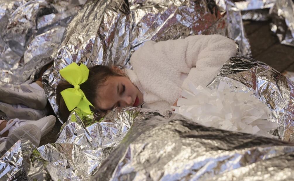 Los jóvenes artistas descansan antes de participar en el desfile del Día de Acción de Gracias de Macy's, el jueves 23 de noviembre de 2023, en Nueva York. Foto: AP