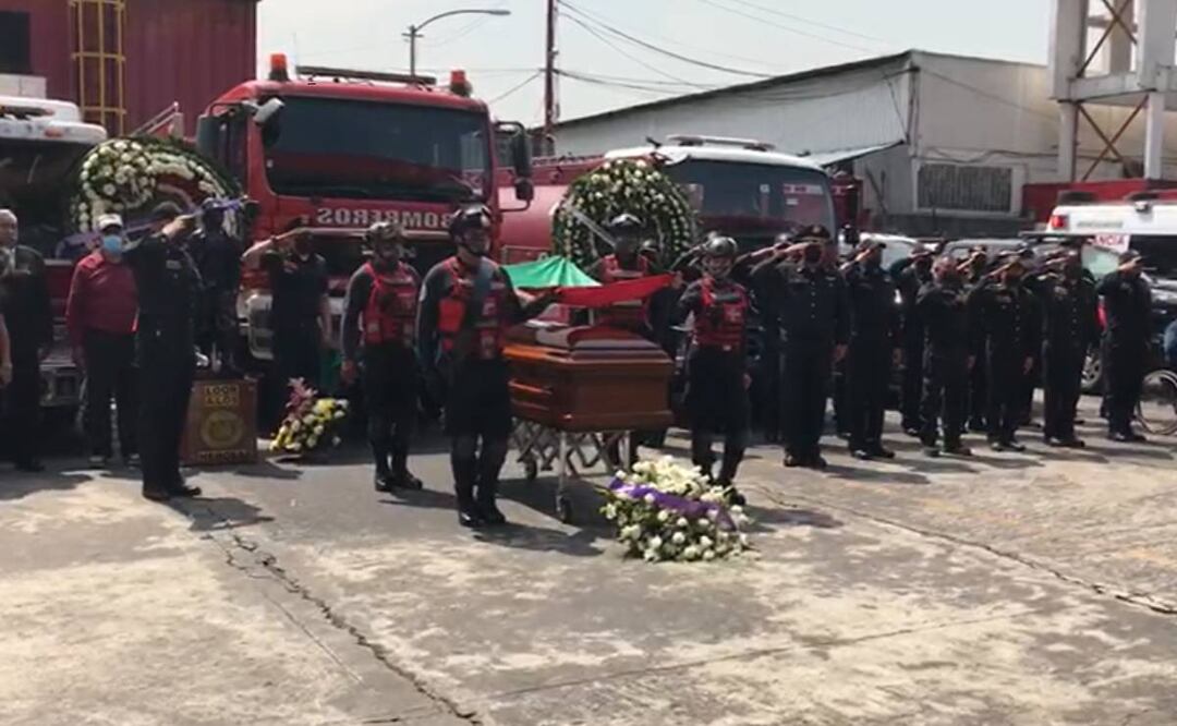 Foto: Kevin Ruiz/El Universal/ Bomberos montando guardia en homenaje al Jefe Vulcano