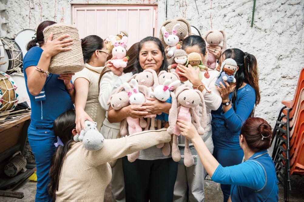 Decenas de reclusas en los penales de Barrientos, Nezahualcóyotl Sur y Ecatepec tejen a perritos rescatistas a favor de los damnificados del sismo del 19 de septiembre. (Fotos: CORTESÍA)