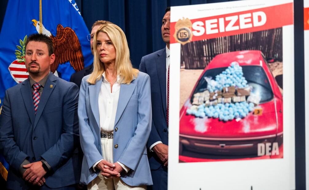 La fiscal general de EU, Pam Bondi, junto con funcionarios de la Administración para el Control de Drogas (DEA) y la Fiscalía del Distrito de Nuevo México, anuncia arrestos e incautaciones de drogas en un operativo encubierto de fentanilo en Nuevo México, durante una conferencia de prensa en el Departamento de Justicia en Washington, D.C., EU, el 6 de mayo de 2025. Bondi declaró que agentes federales incautaron 4 millones de dólares estadounidenses y varios millones de pastillas de fentanilo. Foto: EFE