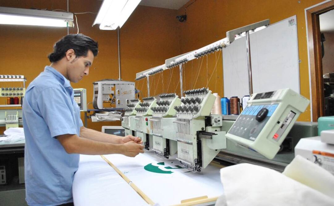 Entre las actividades que reportaron un recorte de personal, sobresalen: la fabricación de insumos textiles y acabado de textiles con una baja mensual de 1.1%. Foto: Archivo