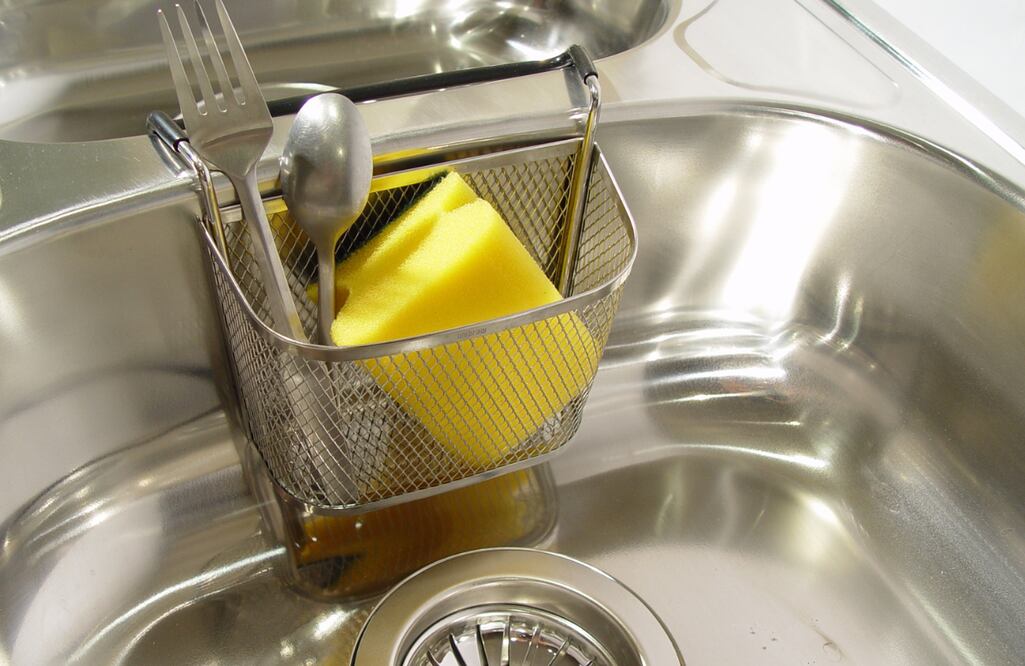 Limpiar con estropajo | Fuente: Canva