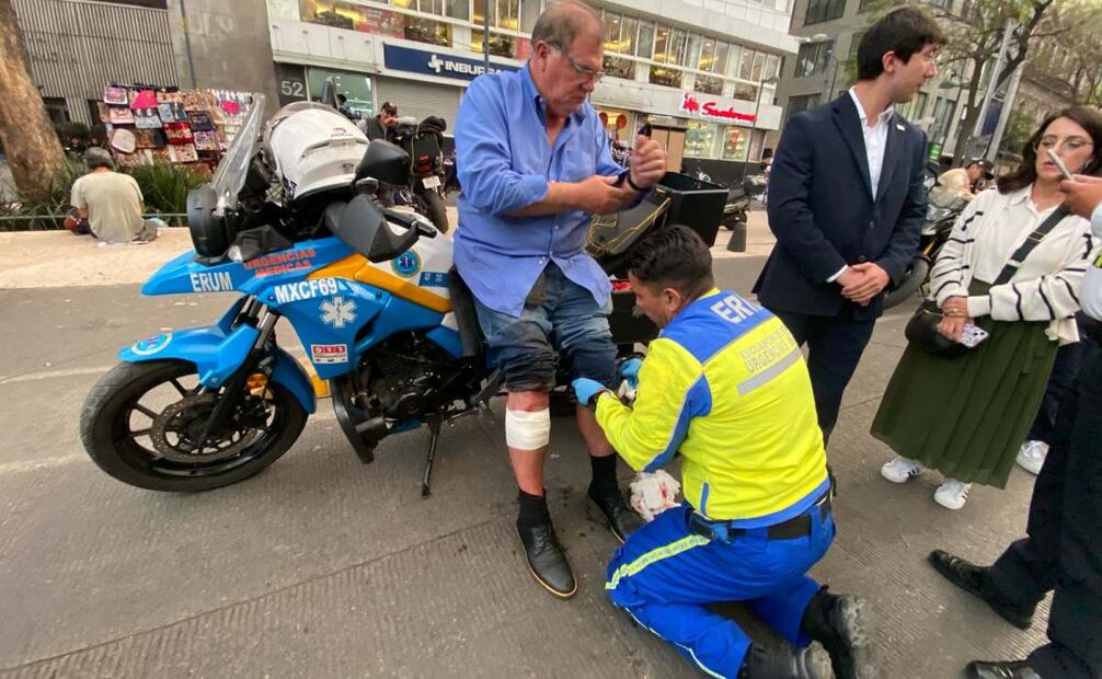 Turista es atendido por paramédicos (26/02/2025). Foto: Juan Carlos Williams / EL UNIVERSAL