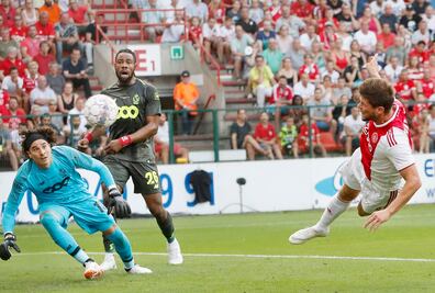 Ochoa y el Standard Lieja rescatan empate frente al Ajax