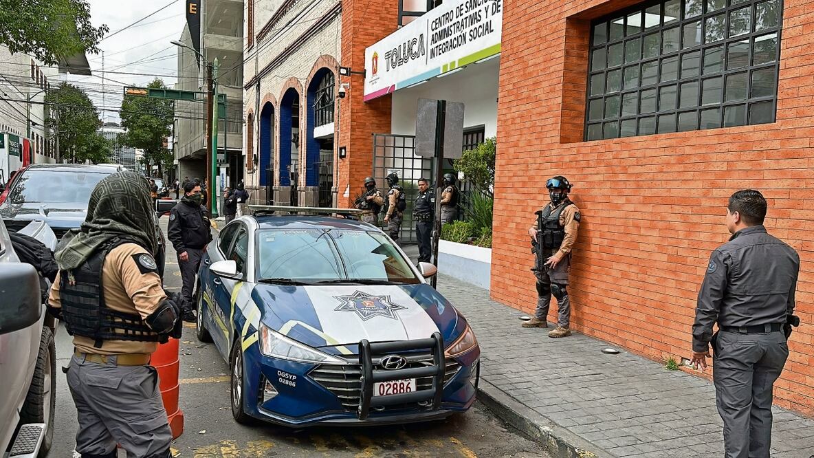 Este viernes elementos de la FGJEM realizaron diligencias en oficinas públicas del ayuntamiento de Toluca. Foto: Claudia González/El Universal