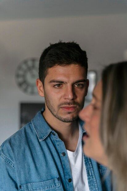 La IA destaca algunas señales clave que podrían revelar si un hombre tiene un perfil mujeriego. Fuente: Freepik.