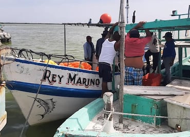 Rescatan a cinco pescadores varados durante nueve días en Yucatán