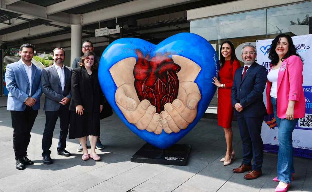 Develan corazones artísticos en la Feria de la Salud cardiovascular en la alcaldía Miguel Hidalgo / Foto: Especial