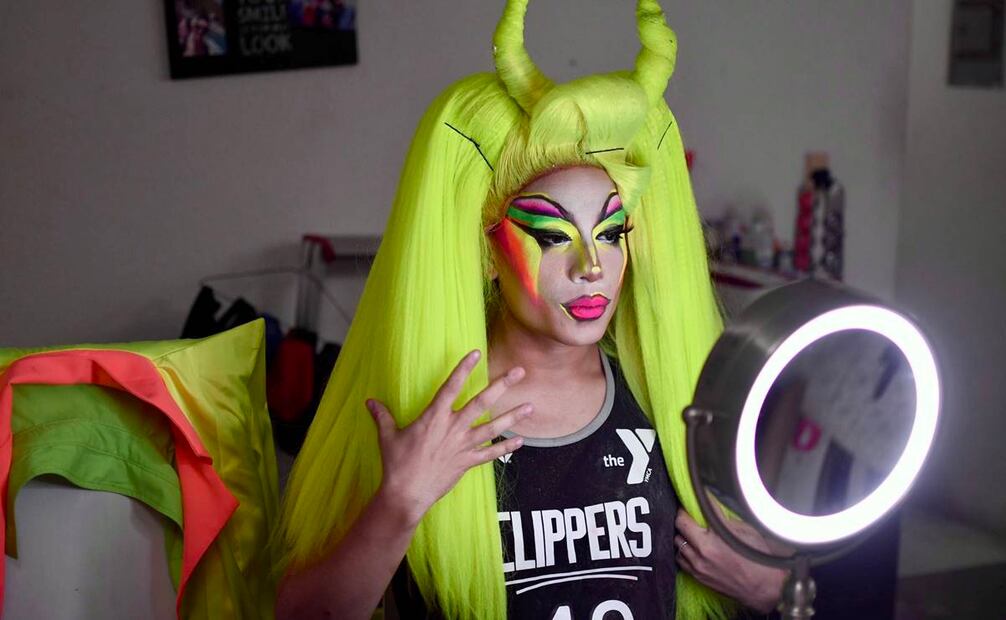 Una de las características del drag es exagerar los aspectos femeninos, desnaturalizar el género al hacer evidente su artificialidad, los estereotipos y los roles que existen alrededor en nuestra sociedad. En la imagen una drag queen en proceso de transformación. La imagen es de Veracruz. Archivo EL UNIVERSAL.