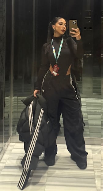 La actriz apostó por un estilo sporty-chic en el segundo día del festival. Foto: Instagram @oficialmariachacon