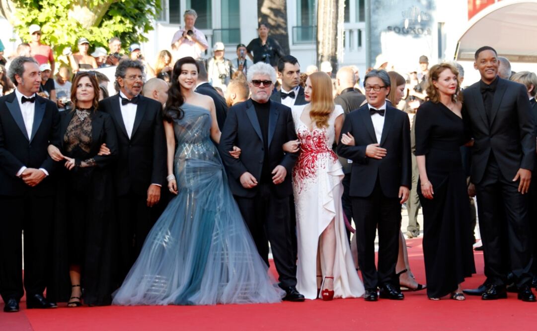 Pedro Almodóvar y el resto del jurado posaron a su paso por la alfombra roja FOTO: REUTERS
