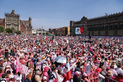 AMLO adelanta que bandera de México no será izada en el Zócalo ante la “marea rosa” 