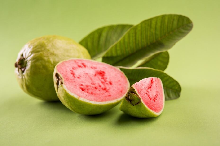 Descubre cómo el té de hojas de Guayaba puede ser tu aliado en la pérdida de peso. Fuente: Freepik.