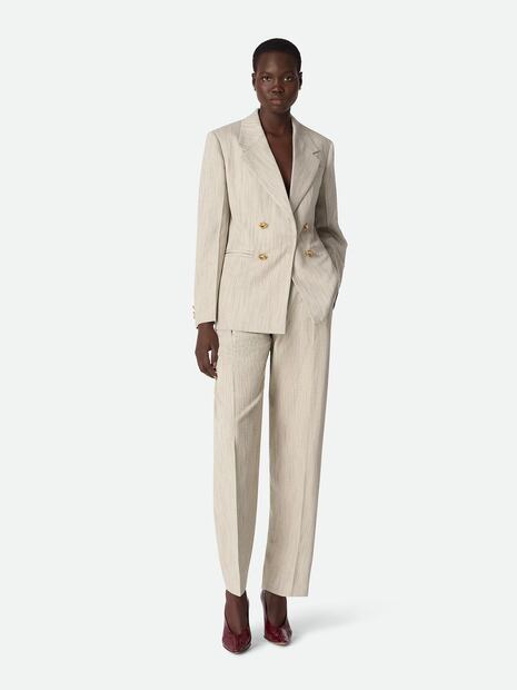 El traje gris "putty" de Bottega Veneta combina seda y viscosa. Foto: Bottega Veneta