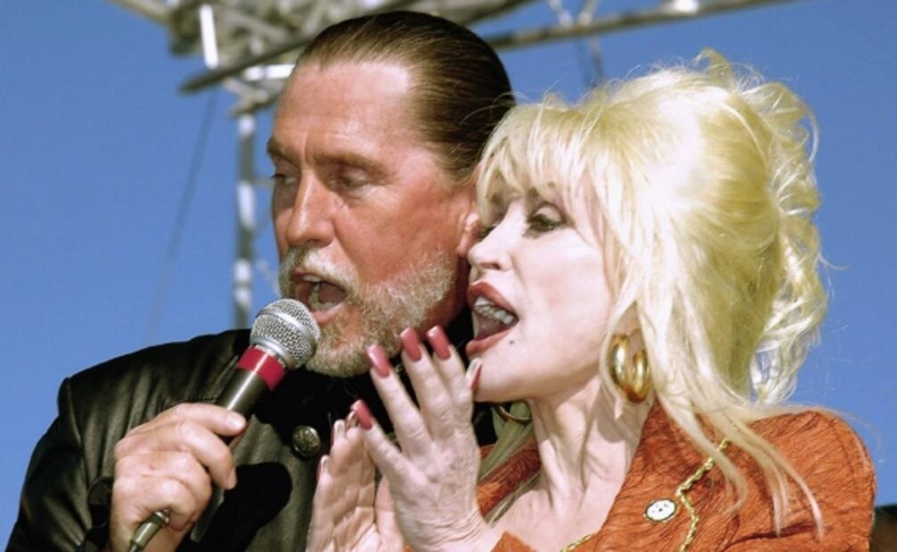 Dolly Parton, presente en el Super Bowl; aún extraña partida de su hermano 